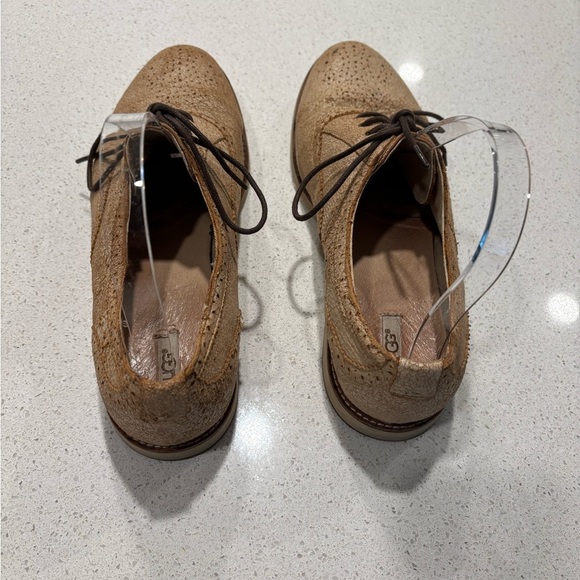 UGG | Caelyn Shoes, size 9.5 - Picture 2 of 7